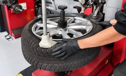 Retrait d'un pneu par 2985 automobile